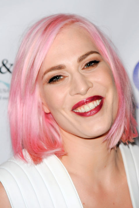 Natasha Bedingfield con i capelli rosa