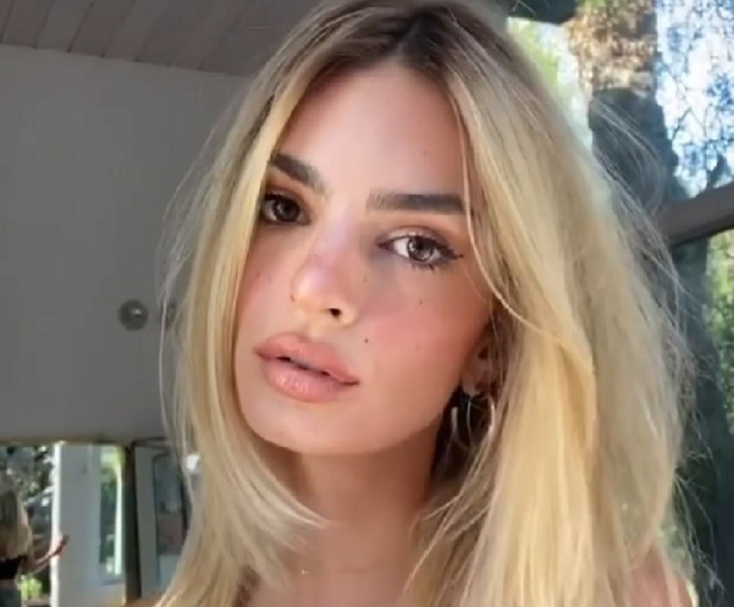 Emily-Ratajkowski-blonde